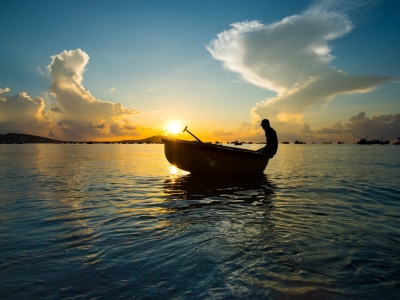 Fishermans-sits-on-a-boat-in-sunrise